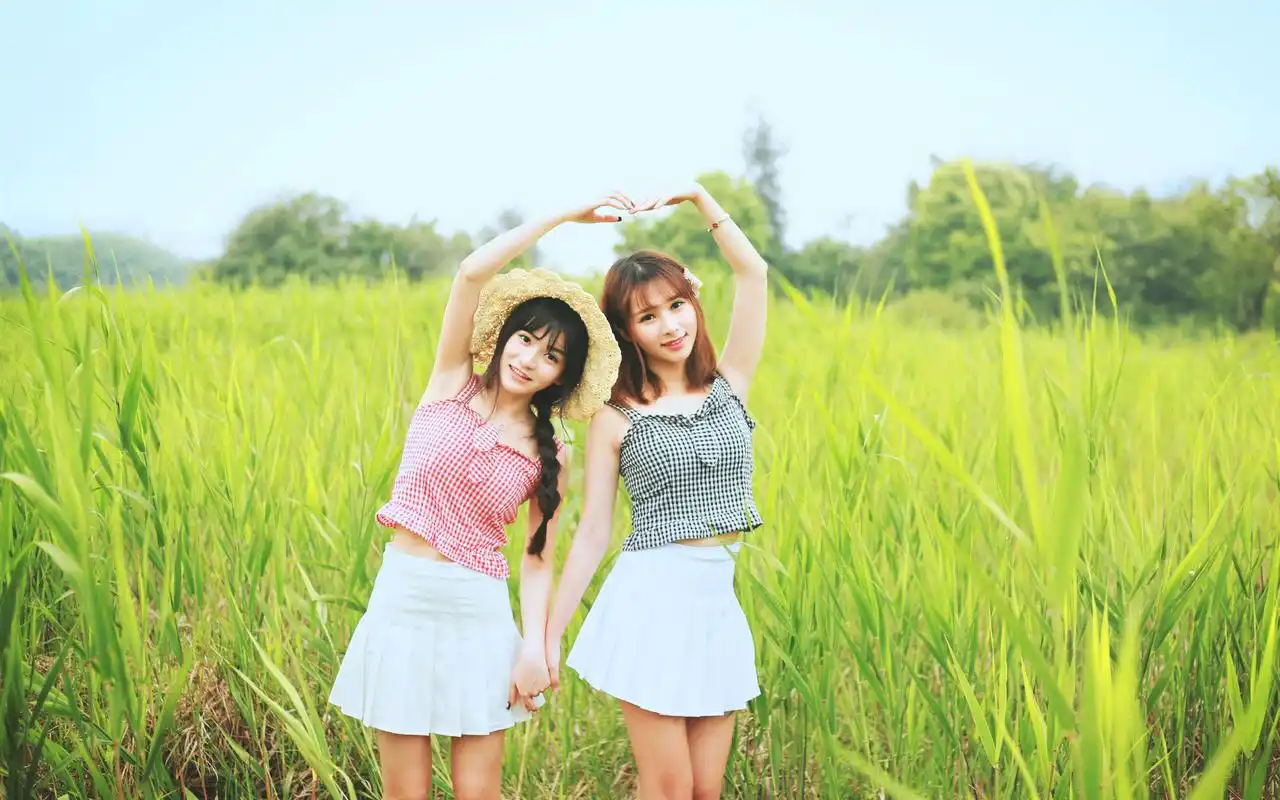 清纯小姐妹清新田园风高清壁纸