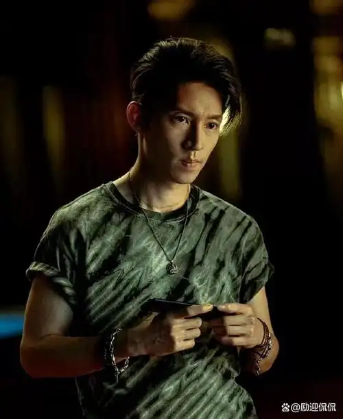 坦然回应网友对自己的身高猜疑不止一米七五的言论,说"我就是175",这