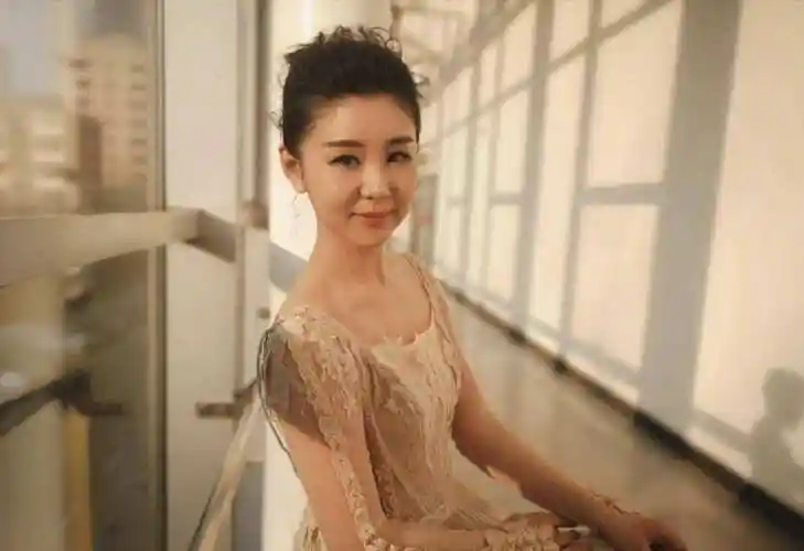 低估了李小萌的身材,穿民族风抹胸裙身材纤瘦,体态更是挺拔端庄