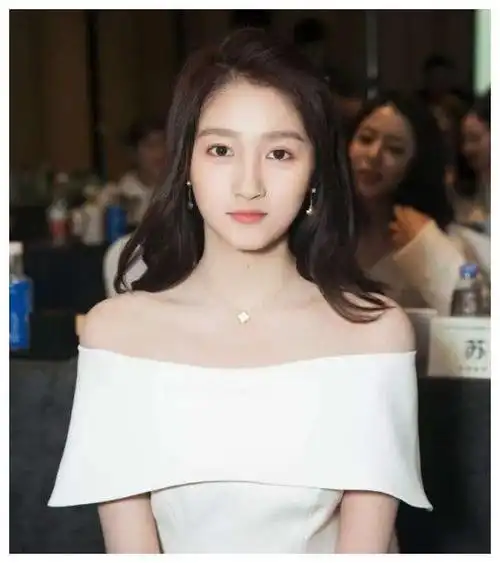 关晓彤才是80斤的脸120斤的身材当她穿上白t运动时观众看懵了