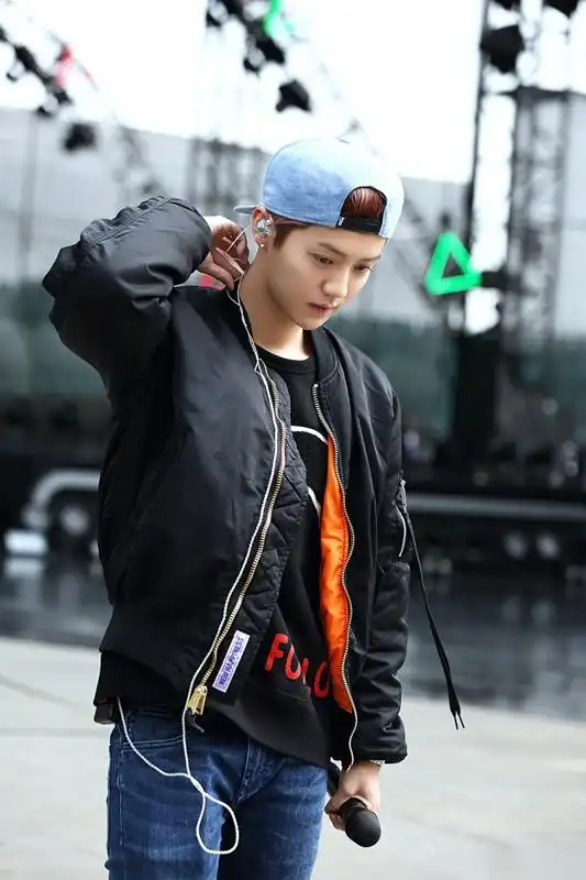 分享一组鹿晗戴帽子的图,无论魔术帽,棒球帽,毛线帽甚至雷锋帽……戴