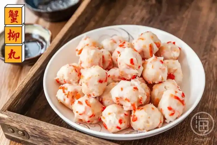 刚起锅的蟹柳丸最是好吃,轻轻一咬,内里汤汁争先恐后地溢出.