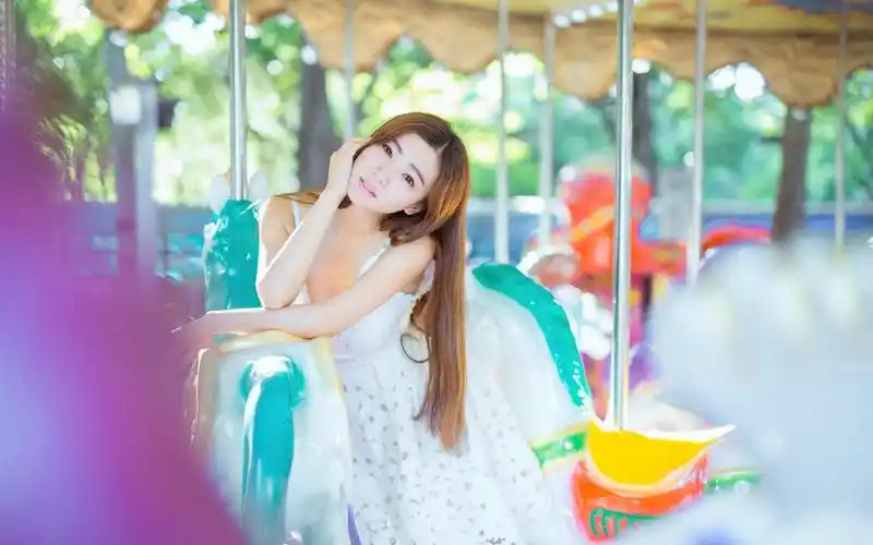 长发白裙美女游乐园高清唯美写真壁纸