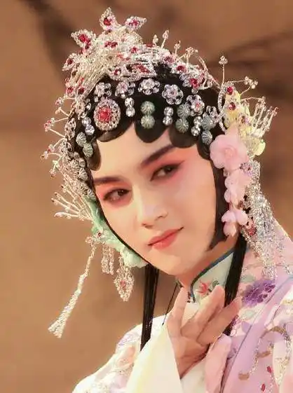 其实,这已经不是孙坚第一次扮女装,之前他还扮过范冰冰,就是"龙袍"那