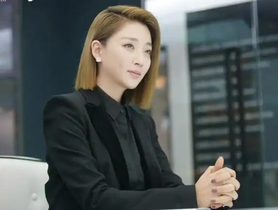 《正青春》殷桃造型夸张,气场强大好像大姐大