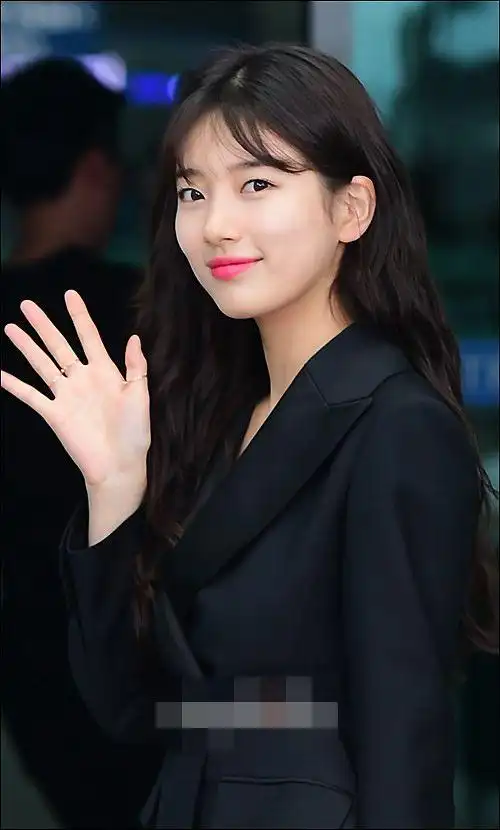 李敏镐女友秀智黑装现身机场 短发变长发时间不再是问题【组图】【8】