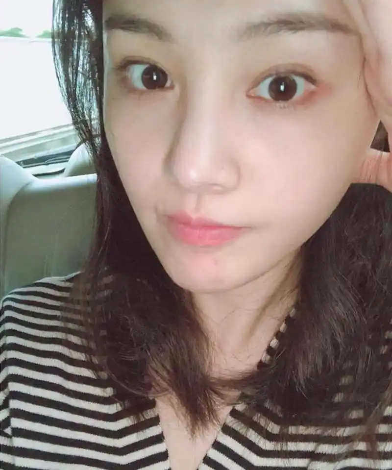 郑爽晒素颜自拍回应演技争议坦言不和别人比