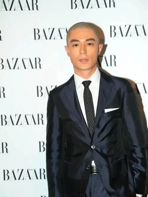 霍建华留着光头颜值也在线配黑色亮面西装雅痞十足真有男人味