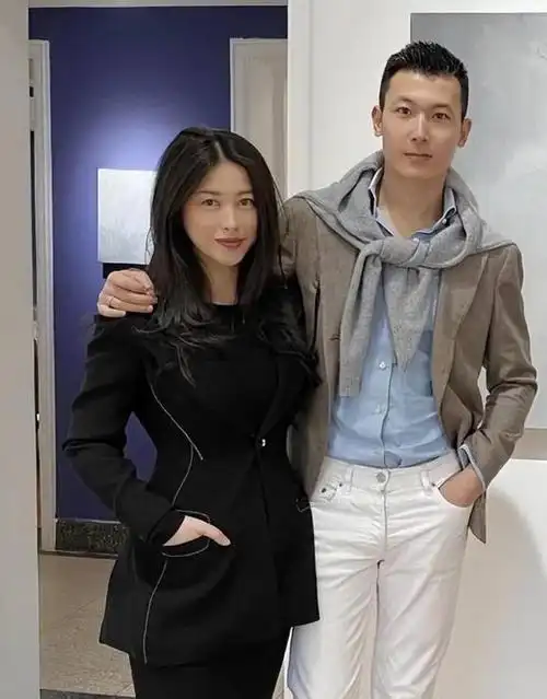 朱珠,一位常与各界精英产生热议的明星,却在平凡中觅得真爱,她的丈夫