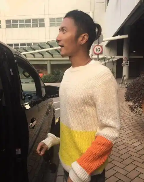 原创谢霆锋挑战侧剃发型意外帅气配上黑色西装颜值回归21岁