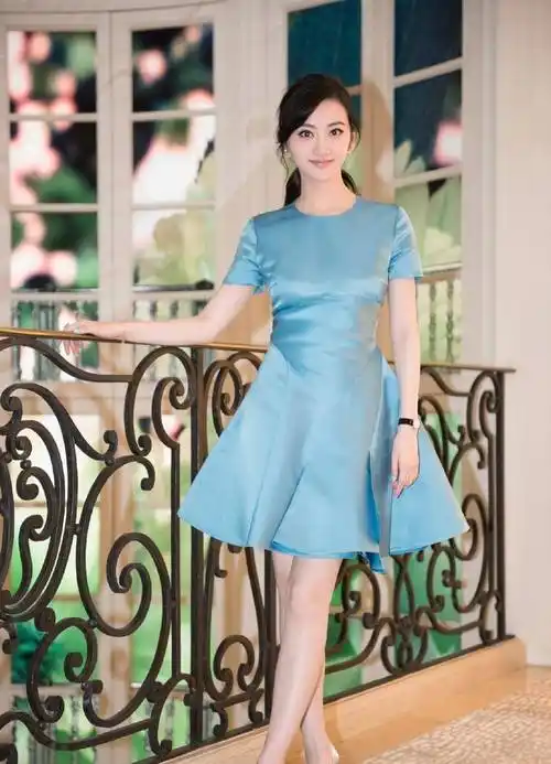 景甜真会穿,简单白t恤配破洞裤,身高167穿出177既视感_身材_夏日里