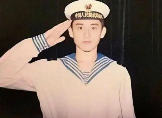 而且身材也是非常好的,想必那时候也是钱枫颜值巅峰时期,曾经年轻的他