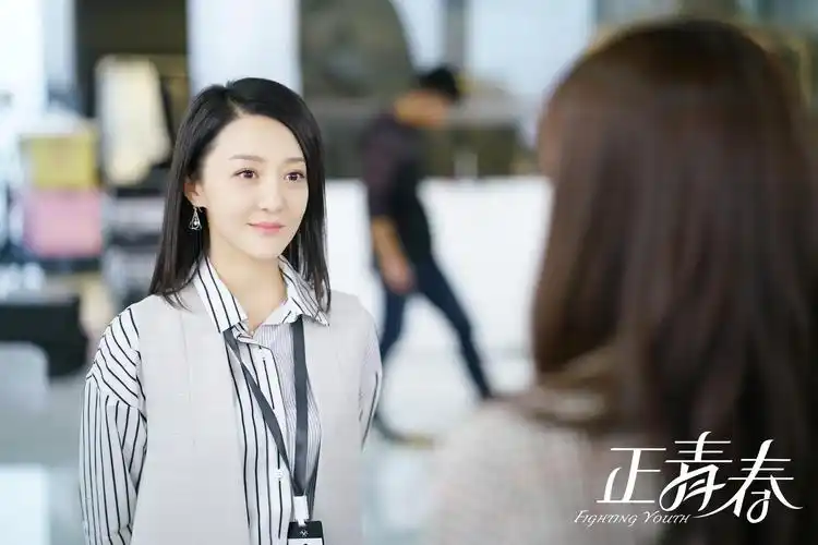 《正青春》高燃开播 王紫潼展现都市新女性职场魅力