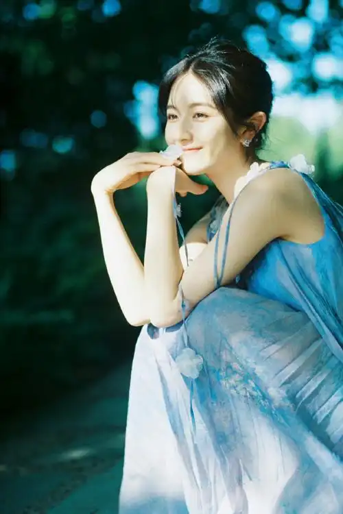 李兰迪留了长发