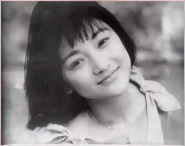 发现一组周迅罕见照:婴儿时期就是双眼皮,年轻时和李小璐很像