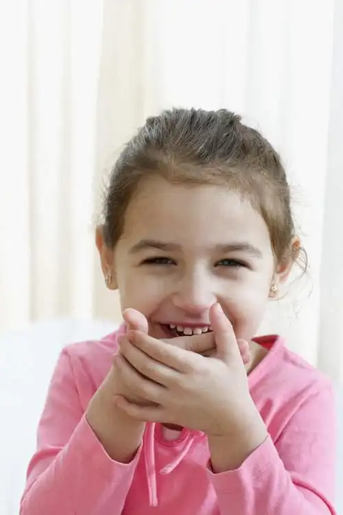 西方人,儿童,脸,头,脸颊,一个人,站,笑,微笑,露齿笑,竖图,室内,白天