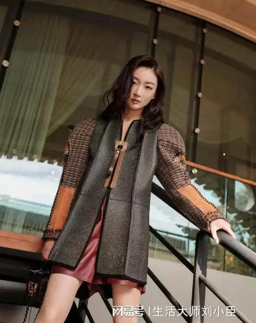 周冬雨巴黎时装周造型太惊艳看出她的穿搭风格又进步了