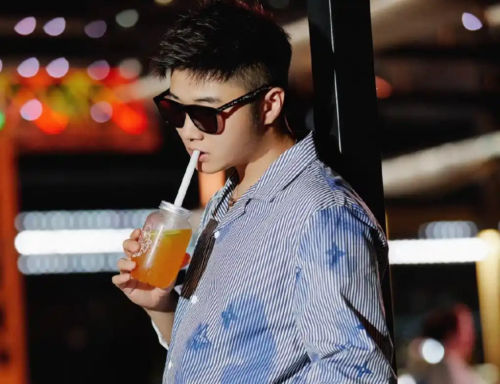 白小白举办卖货活动,众网红都为其发视频宣传,唯有二驴"差事"