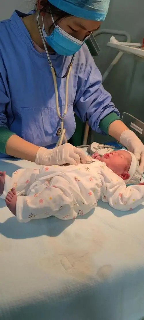 儿科医生在给刚出生的宝宝检查身体