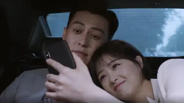 精英律师:蒋欣献吻罗槟竟是美人计,靳东心软输了官司,被扔烂番茄