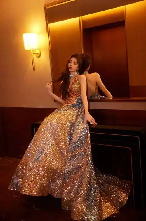 鞠婧祎身穿金色深v亮片长裙,俏脸气质优雅,烈焰红唇-爱读书