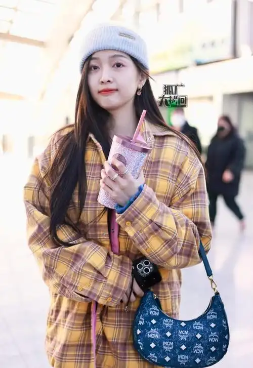 240108 吴宣仪机场现身,率性酷萌配搭引网友热议!