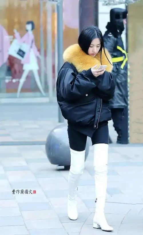 9.这两个美女选择的白色靴子,属于比较高端的类型.