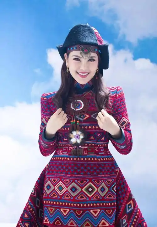 乌兰图雅,同样是一位蒙古族女歌手,她的声音与乌兰托娅十分相似,但是