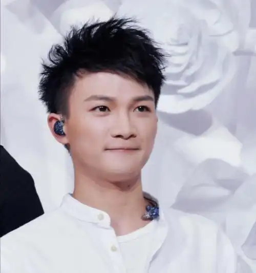 周深妆前妆后差别大被质疑,一怒之下素颜出镜,面庞清秀谣言破碎