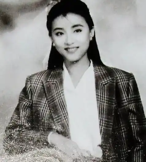 杨澜24岁儿子五官好精致众星捧月般被女人围住19岁女儿像爸爸