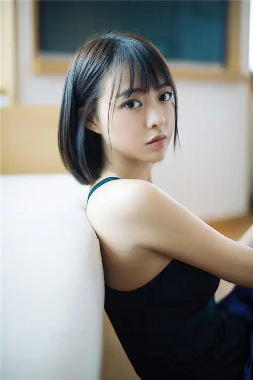 余心恬室内性感魅惑写真图片