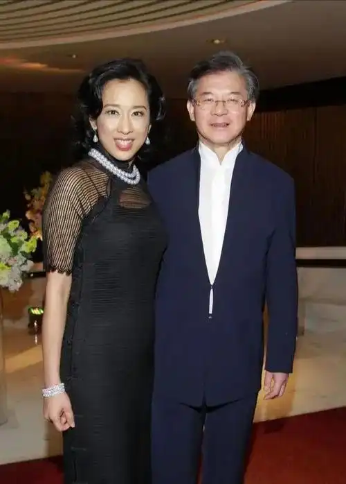 朱玲玲不掺和罗家夺产之争,网友:为霍启刚离婚|霍震霆|罗康瑞|郭晶晶