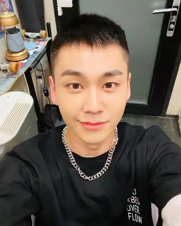 郑镒勋发文宣布将入伍晒寸头造型自拍干净清爽