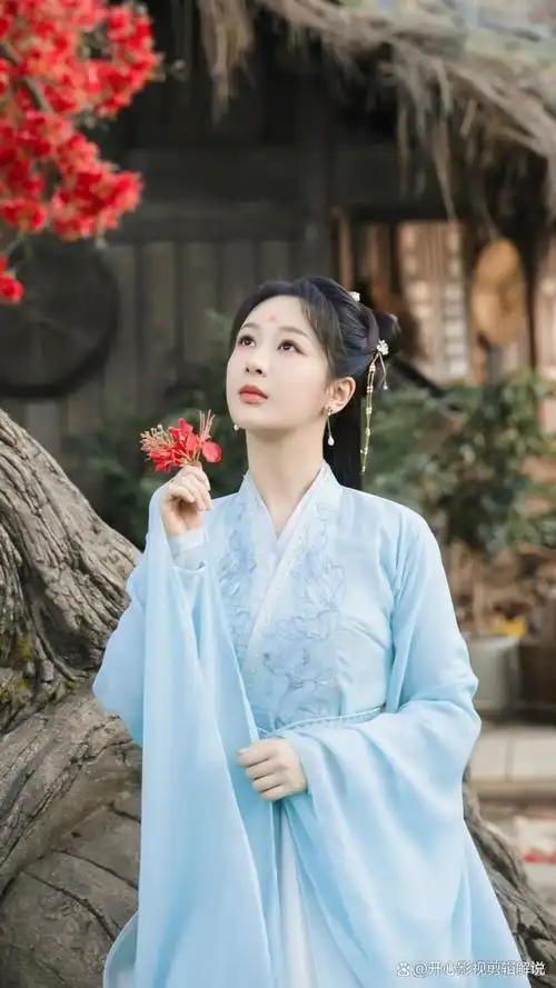 杨紫在该剧中的造型十分精美,身穿华丽的汉服,展现出她的优雅气质和