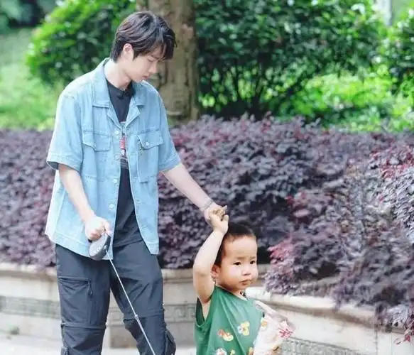 王一博父亲节晒爸爸年轻时候照片网友就是一个模子刻出来的