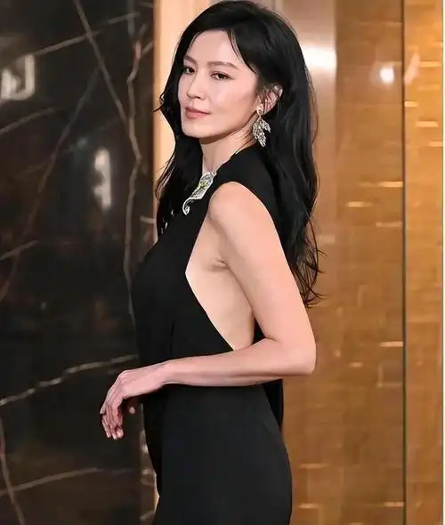 她是娱乐圈"最渣"的女演员,无缝衔接17个男人,48岁仍身材火辣