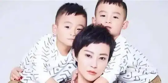 郝蕾与刘烨离婚后独自一人抚养双胞胎儿子如今过得怎么样