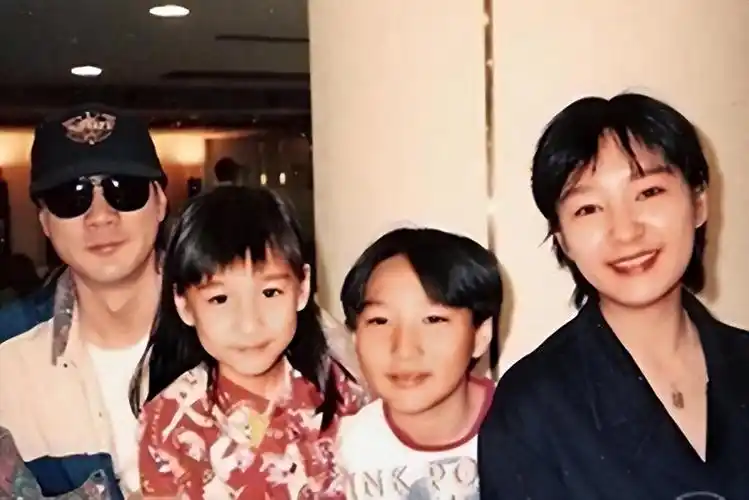 古天乐与雪梨35岁女儿合影,手牵手贴面表现亲密,被甜喊古老板