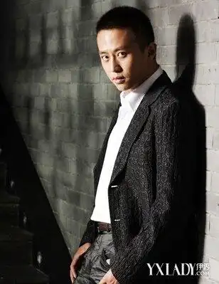 短寸头发型是很多明星达人们的挚爱,这款明星邓超诠释的短寸发型,霸气