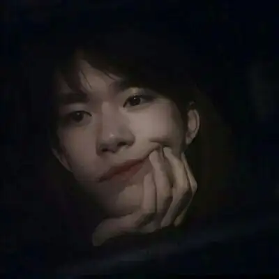 易烊千玺:你追逐光我追逐你背影