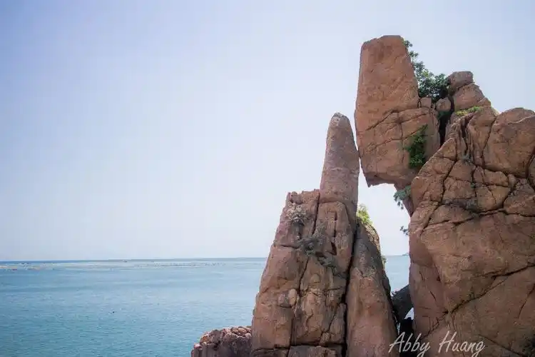 看见这块"情人石",大玉湾沙滩也就到了