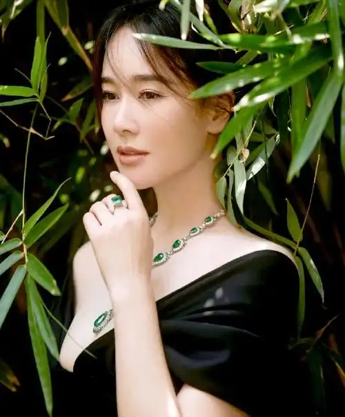 左小青告别八月,晒出一组照片,来展示自己傲人的事业线!