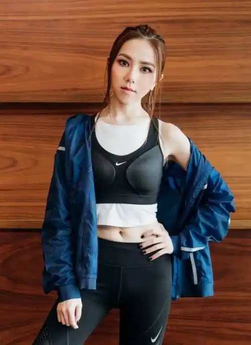 原创老天终于公平一次当邓紫棋穿上无痕裤后这真实腿型让女生崩溃