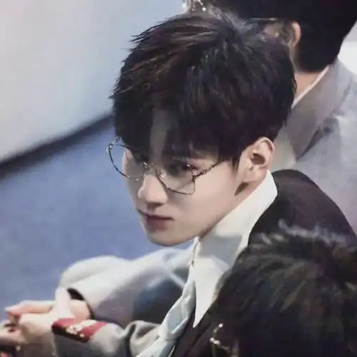 张真源金丝眼镜西装造型