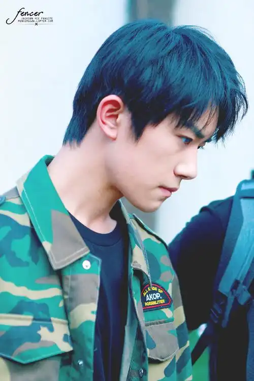 易烊千玺超话  2017 /0701 /170701  上下班  青苹果之味  #易烊千玺