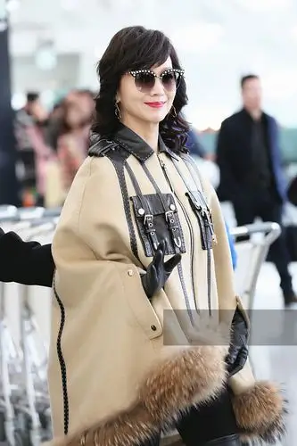 原创赵雅芝最新机场秀斗篷配皮靴气场全开64岁耍起帅来不输年轻人