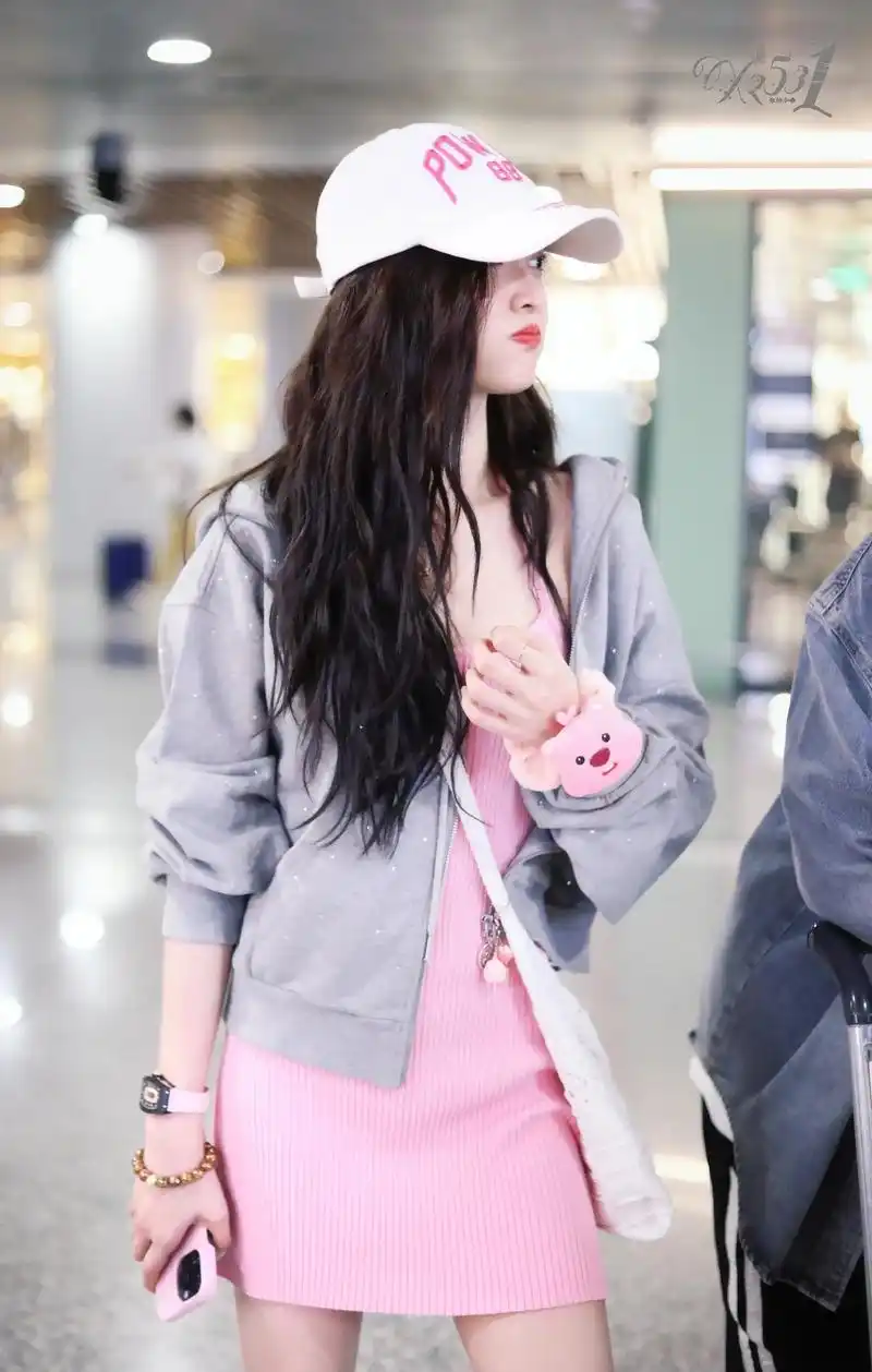 吴宣仪 in ann andelman#运动套装 #机场穿搭 - 抖音