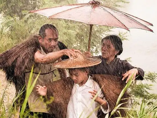 《百鸟朝凤》以主人公游天鸣的成长历程为主线,从小拜师学艺,历经坎坷