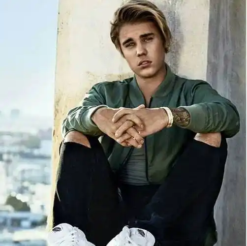 比伯剃了个圆寸头俊美的小鲜肉终于回来了