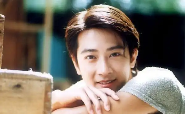 47岁港星孙耀威,凭借帅气的外表,清亮的声线,在90年代曾红极一时